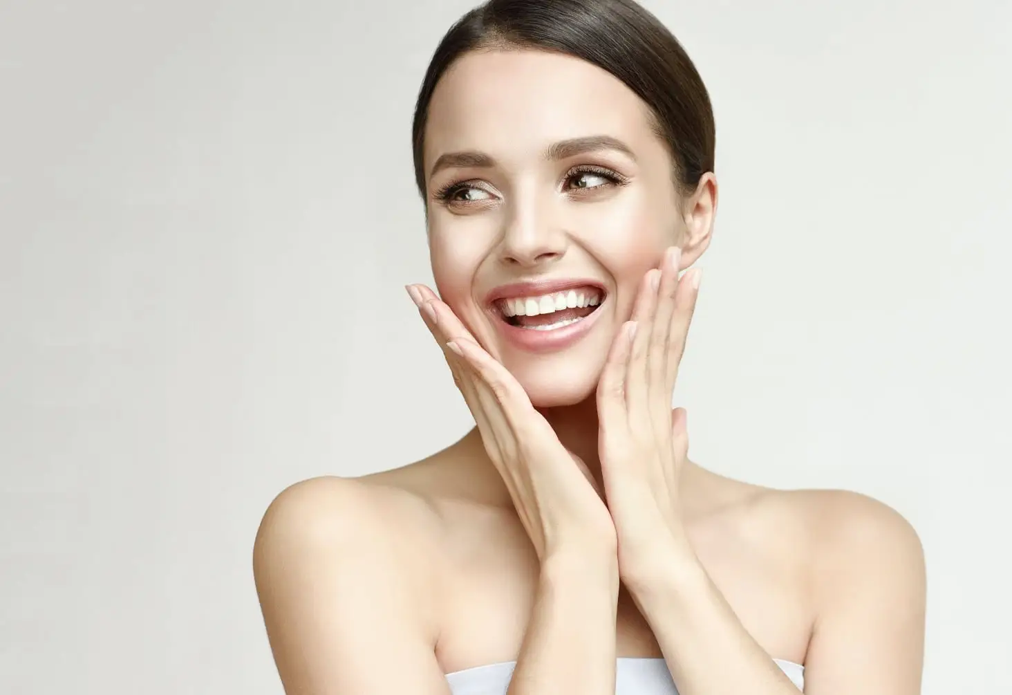 Vrouw met een gezonde, egale huid: het gezicht van huidkliniek Sophie Skincare in Voorburg